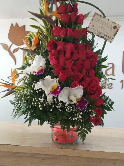 Amor real de rosas y aves del paraiso