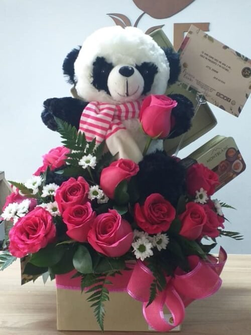 Arreglo en caja de rosas, chocolates y peluche