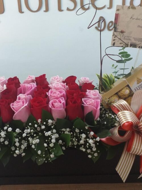 Caja en rosas con chocolates