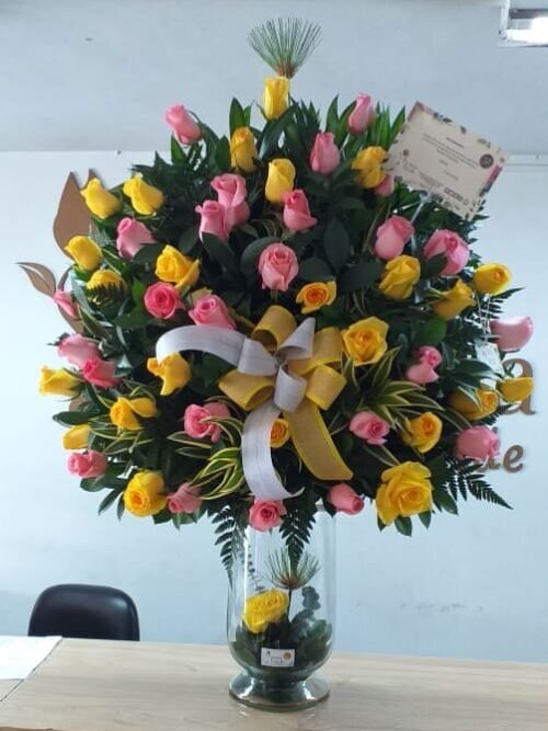 Especial de rosas variadas en Jarrón