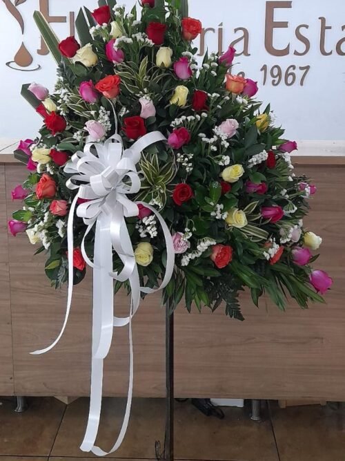 Fúnebre Base alta en rosas de colores