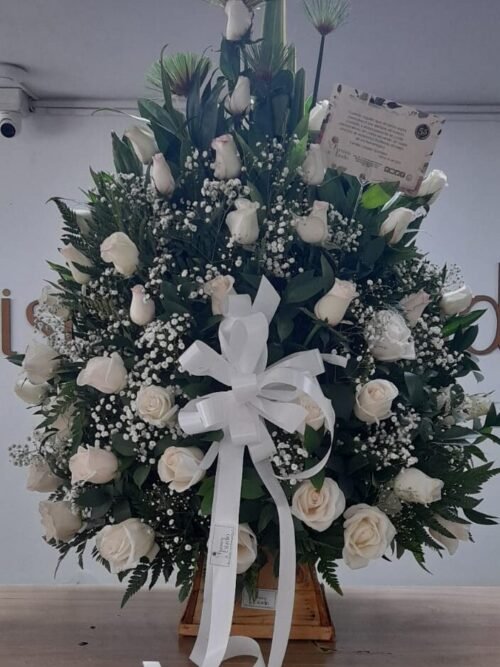 Fúnebre de flores blancas con cristo