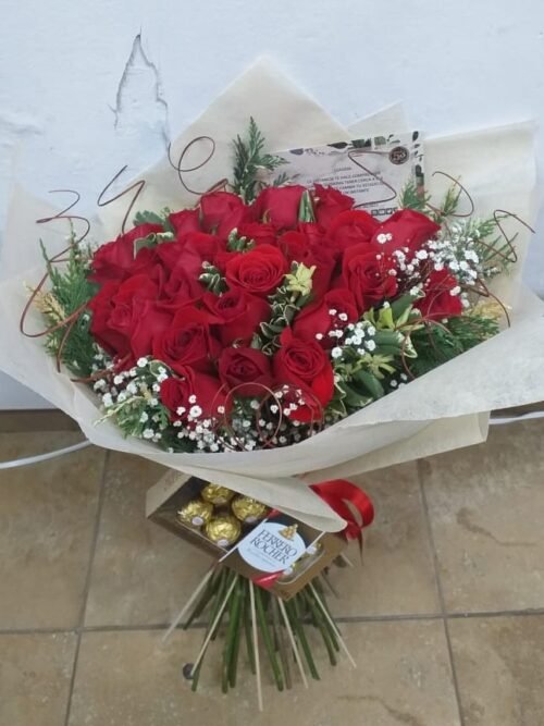 Ramillete en rosas rojas con chocolates