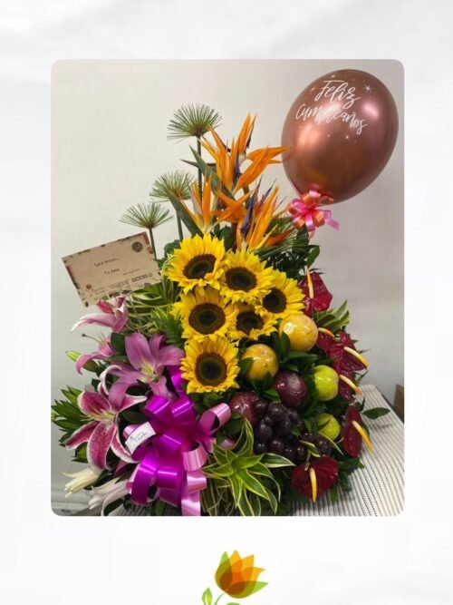 Arreglo floral tropical con frutas