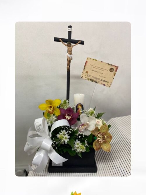 Fúnebre en caja con velón y cristo