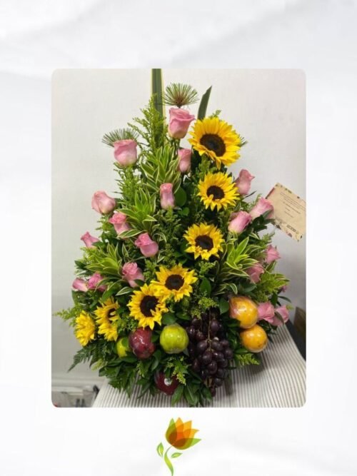 Arreglo girasoles con rosas y frutas