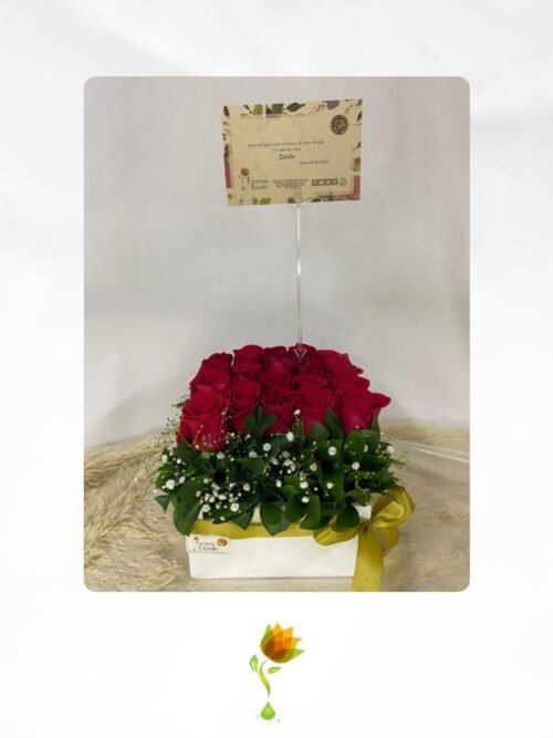 Caja cuadrada en rosas rojas
