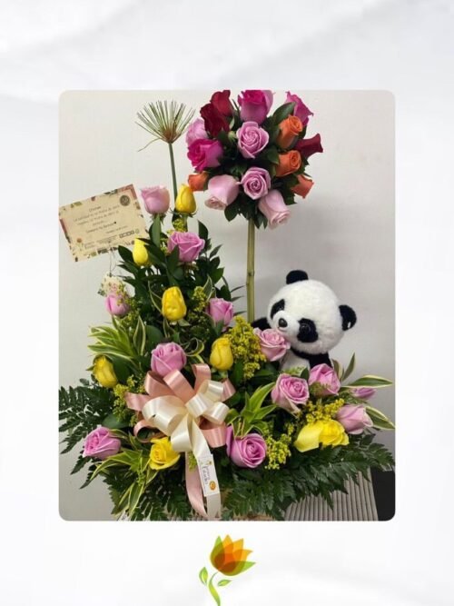 Encanto de rosas variadas con peluche