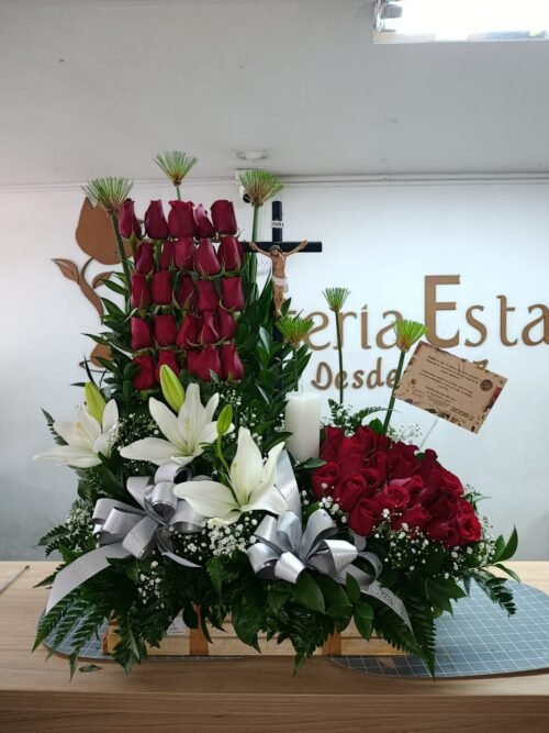 Fúnebre con rosas rojas, cristo y velón